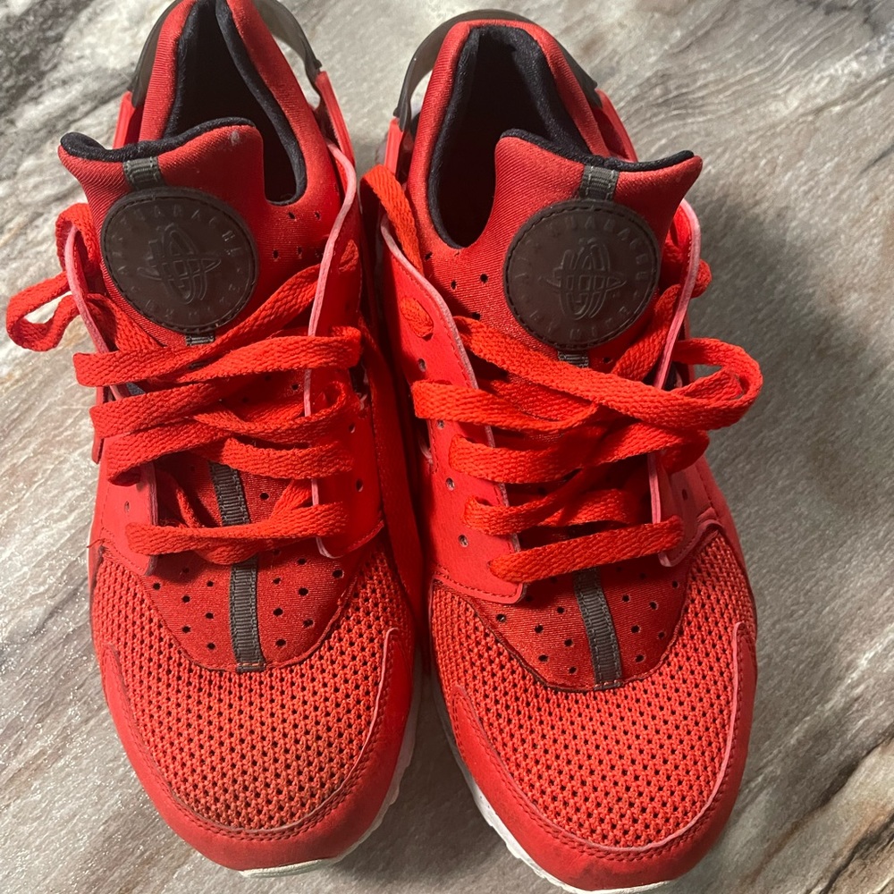 Nike hurricane 9.5 red